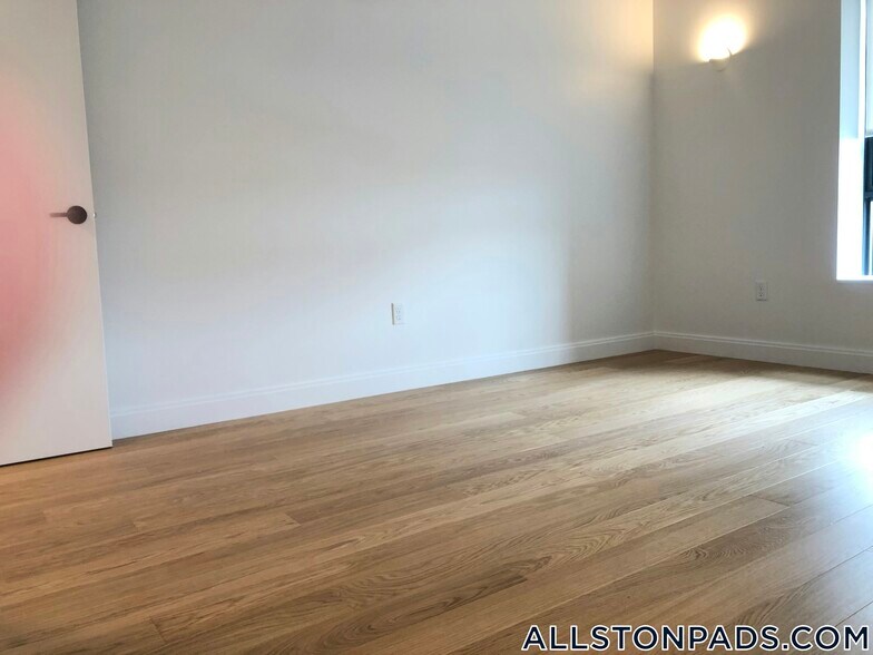 Building Photo - 83 Gardner St