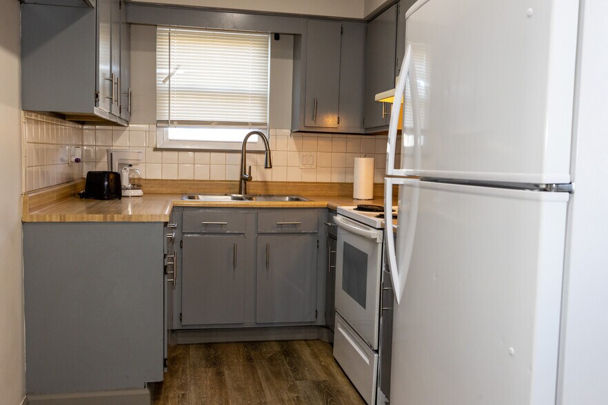 Building Photo - 1420 Villa Ct