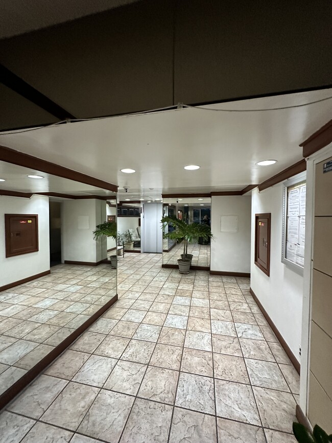 Lobby - 2281 Ala Wai Blvd