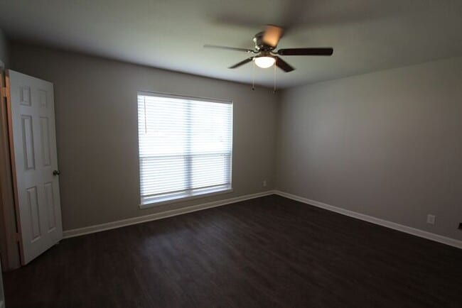 Building Photo - Available Now! Recently remodeled 3/2 in T...