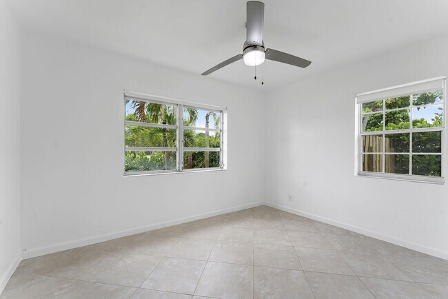 Building Photo - 5015 S Olive Ave