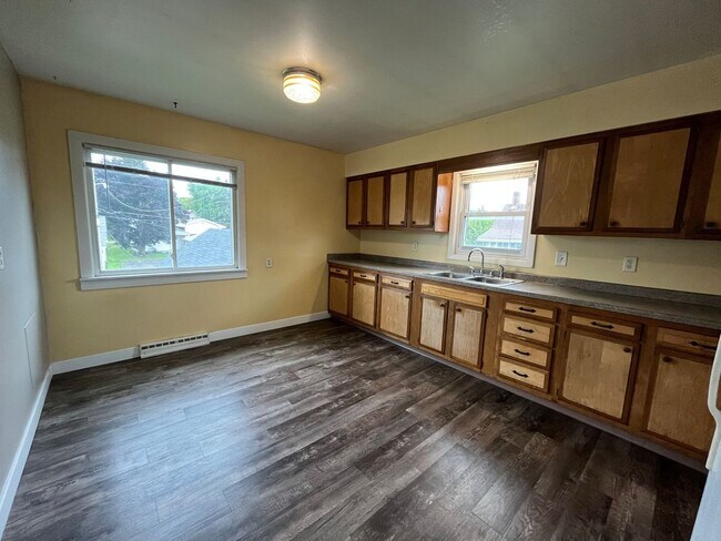 Building Photo - 17 N 62nd Ave W