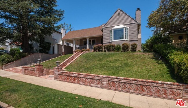 Building Photo - 10707 Wellworth Ave