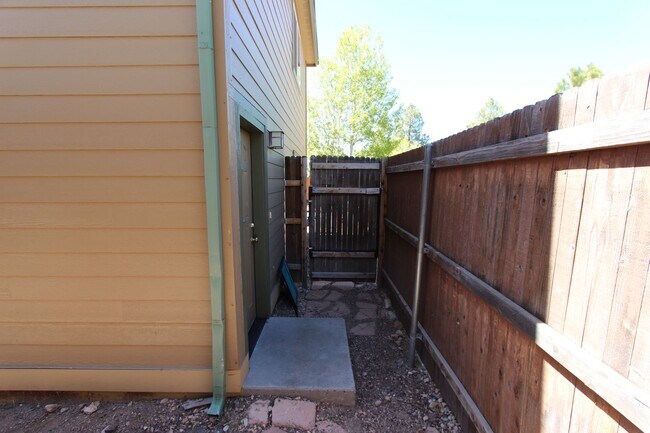 Building Photo - 1497 E Ivy Ln
