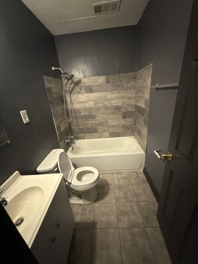 Building Photo - Fully Renovated 3BR Home in East Memphis – Section 8 Welcome