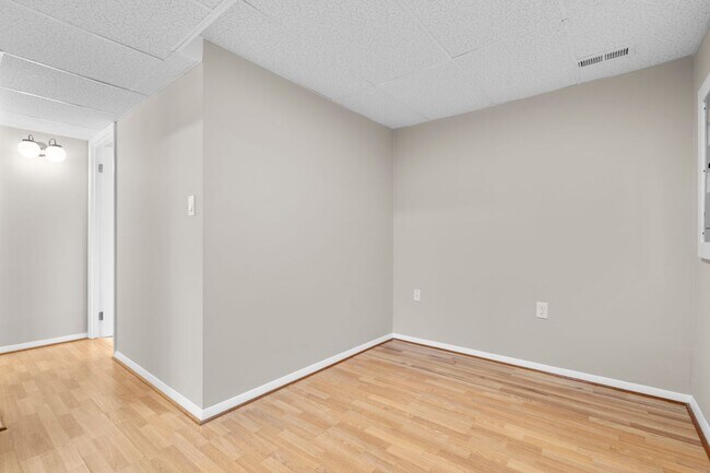 Building Photo - 3 Bed 2.5 Bath - Gaithersburg Townhome - Completely Renovated