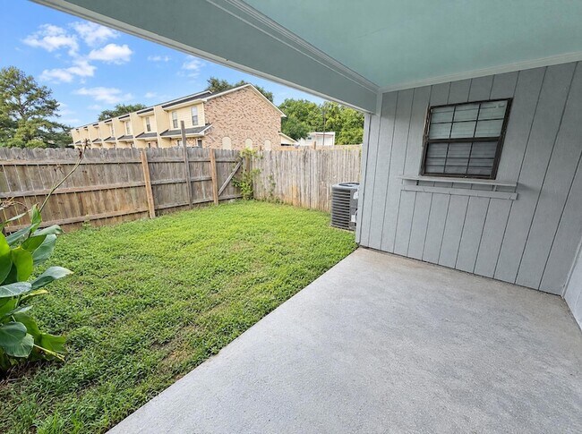Building Photo - 5769 Dewsbury Ln