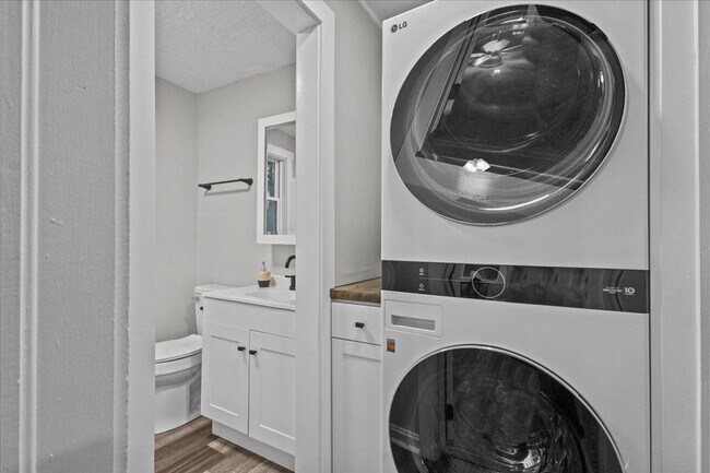 Building Photo - 128 Forest St