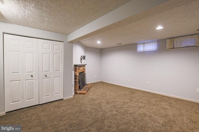 Building Photo - 13 Donn Ct