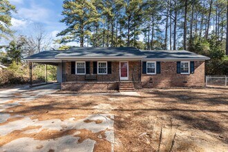 Building Photo - Welcome to the 3 Bed 2 Bath in Fayetteville