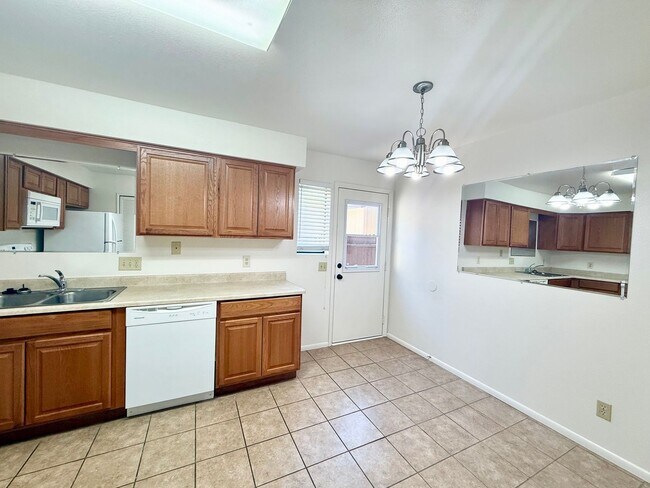 Building Photo - 2-bedroom, 2.5-bathroom condo close to downtown!