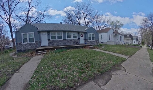 Building Photo - Close to Shopping Center + Granite Countertops + Shared Off-Street Parking! Available August 5th!