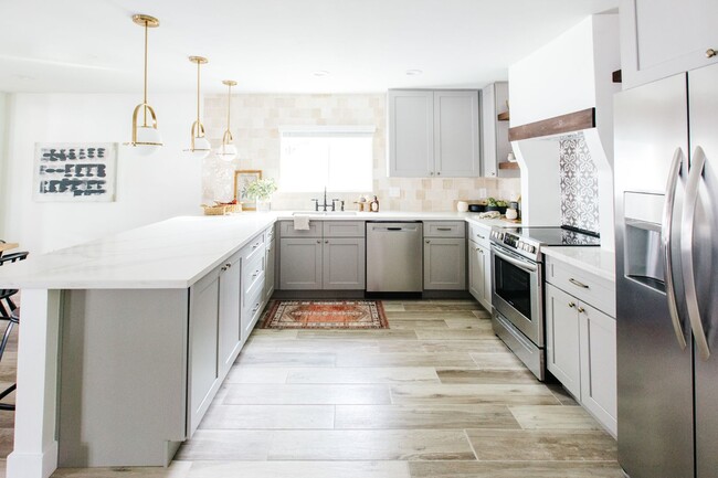 Building Photo - Stunning Remodel near Old Town!