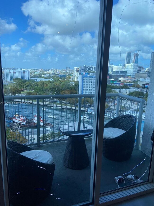 Building Photo - 10 SW South River Dr