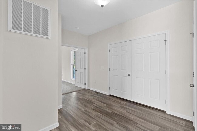 Building Photo - 100 Holiday Ct