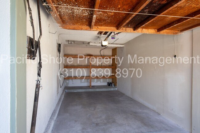 Building Photo - Updated 3-Bedroom First-Floor Condo in Prime Santa Monica Location