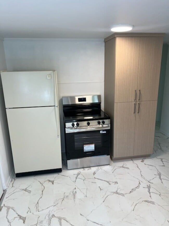 Building Photo - Cozy Home - Updated 2 bedroom with 2 car g...