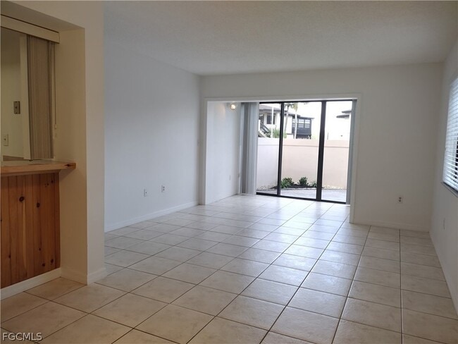 Building Photo - 1069 Villa Dr