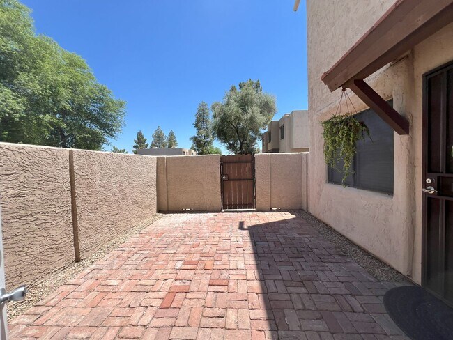 Building Photo - UPDATED 2 story townhome FOR RENT  **SAVE ...