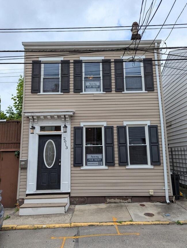 Building Photo - Spacious 2 Bedroom, 2.5 Bathroom Single Family Home (South Side Flats)