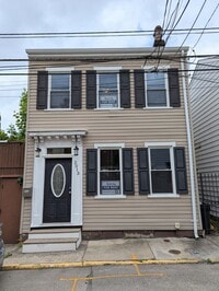 Building Photo - Spacious 2 Bedroom, 2.5 Bathroom Single Family Home (South Side Flats)