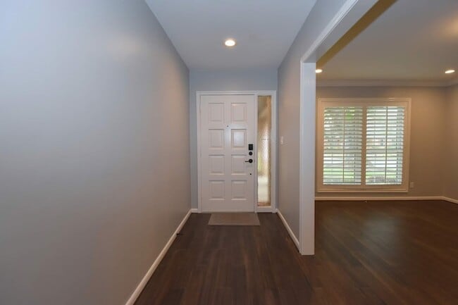 Building Photo - 10802 Meadow Lake Ln