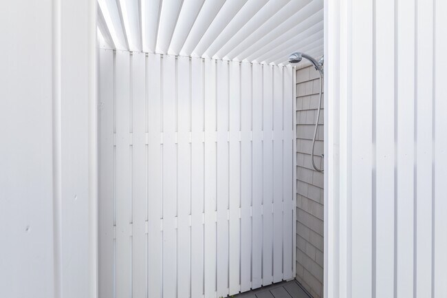 Building Photo - 159 Beach Ave