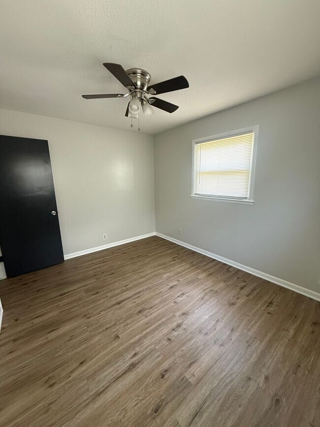 Building Photo - 3315 S Mt Carmel Ave