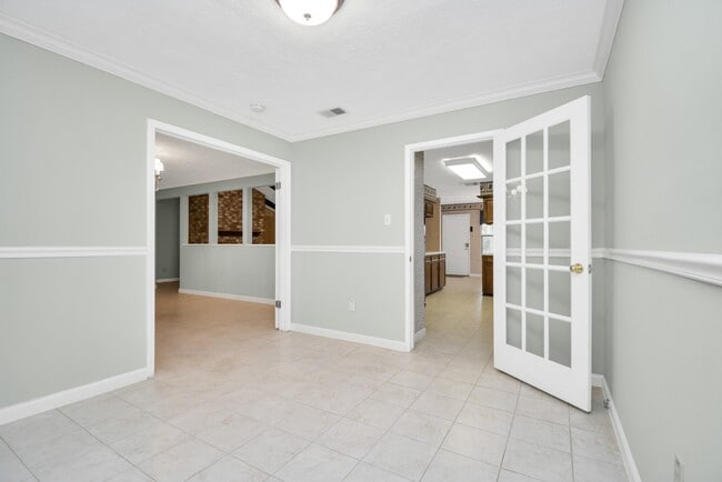 Building Photo - 2818 Colonial Dr