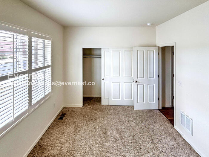 Building Photo - 10811 N Montane Dr