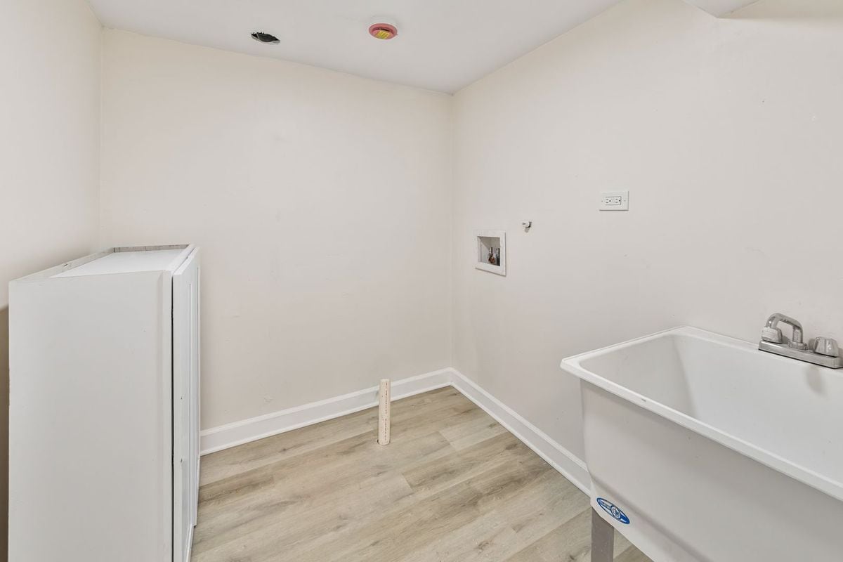 Building Photo - 1345 N Maplewood Ave