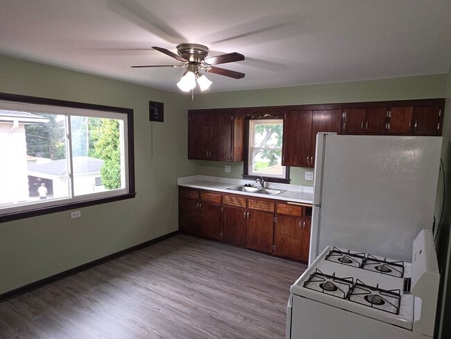Building Photo - Updated 3 bedroom West Allis upper