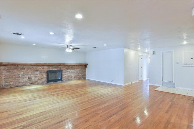 Building Photo - 1828 SE Lake Weir Ave