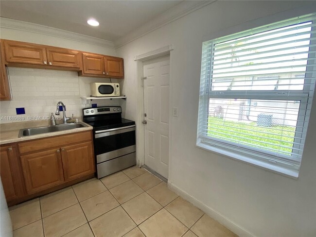 Building Photo - 2215 Adams St