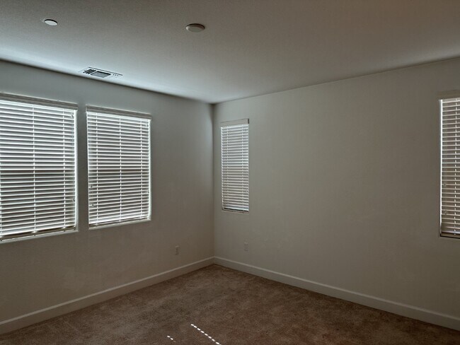 Building Photo - Beautiful 4 Bed, 3 Bath Home in Perfect Tracy Location