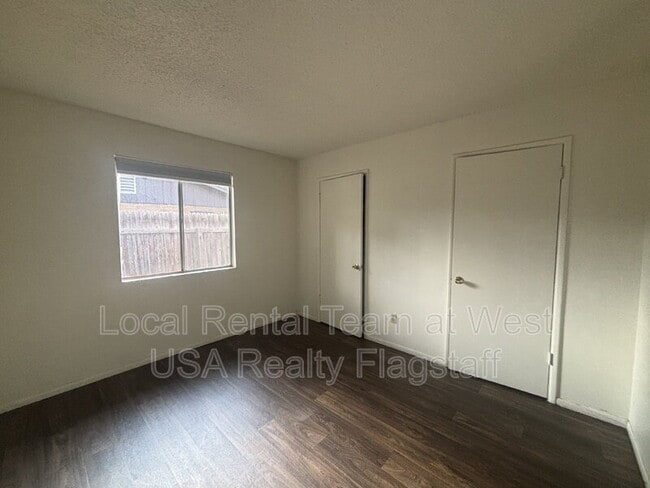 Building Photo - 2219 E Dortha Ave