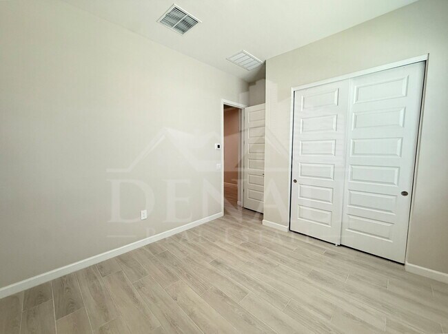 Building Photo - 6010 E Quail Ave