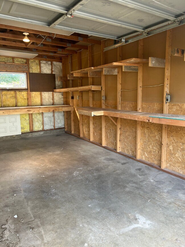 Building Photo - 102 E Granite Ave