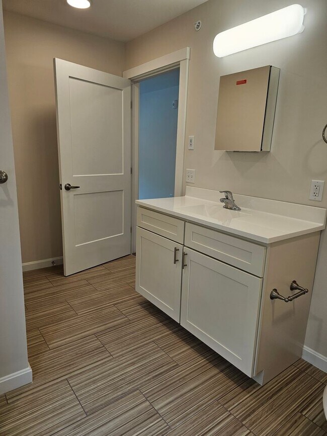 Building Photo - Village at Autumn Pond II: Corner 2 Bedroom/ 2 Bathroom Apartment with Oversized walk in closet