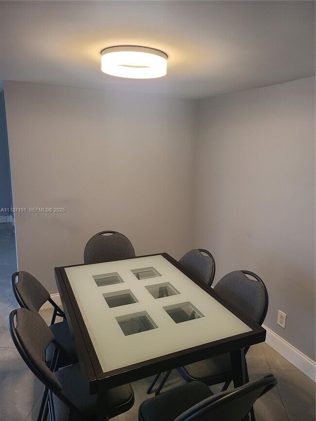 Building Photo - 3401 N Country Club Dr