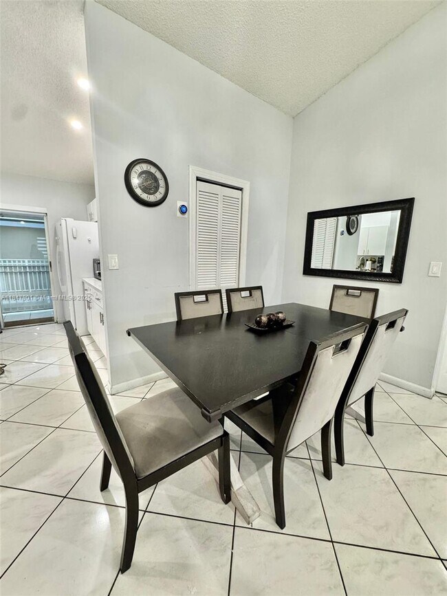 Building Photo - 2527 W 76th St