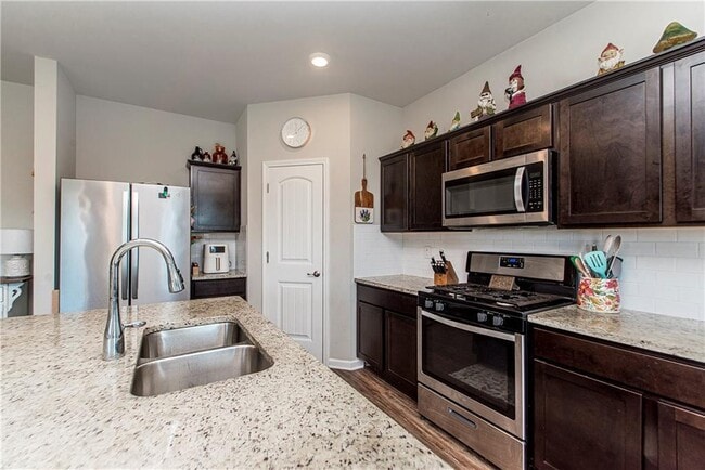 Building Photo - 717 W Lakeshore Landing Dr