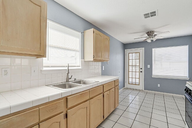 Building Photo - "Charming 3-Bedroom Home in El Paso with Spacious Living Areas – 1251 Sq Ft of Comfort!"