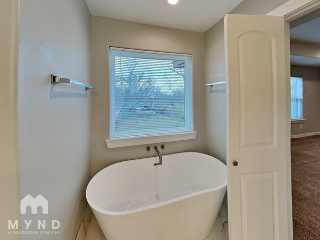 Building Photo - 712 Perry Ave