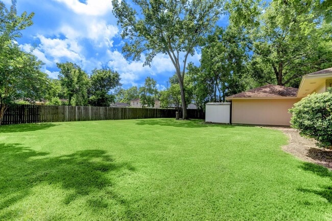 Building Photo - Spacious home on 1/3 of an acre w/ BONUS F...