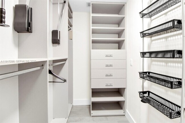 Building Photo - 2900 NE 7th Ave