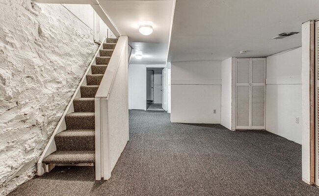 Building Photo - Updated 4 Bed, 2 Bath in Oakland - Close t...