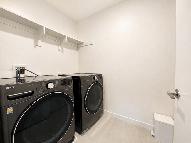 Building Photo - Beautiful and almost Brand New 3 Bedroom House in Citro, Fallbrook for Rent