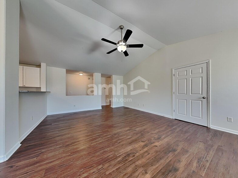 Building Photo - 132 Spring Lakes Dr