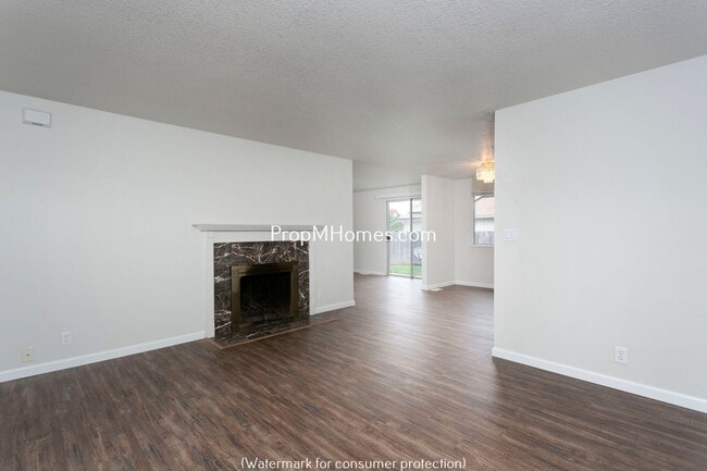 Building Photo - Quaint Ranch Style Home with Fenced Yard!